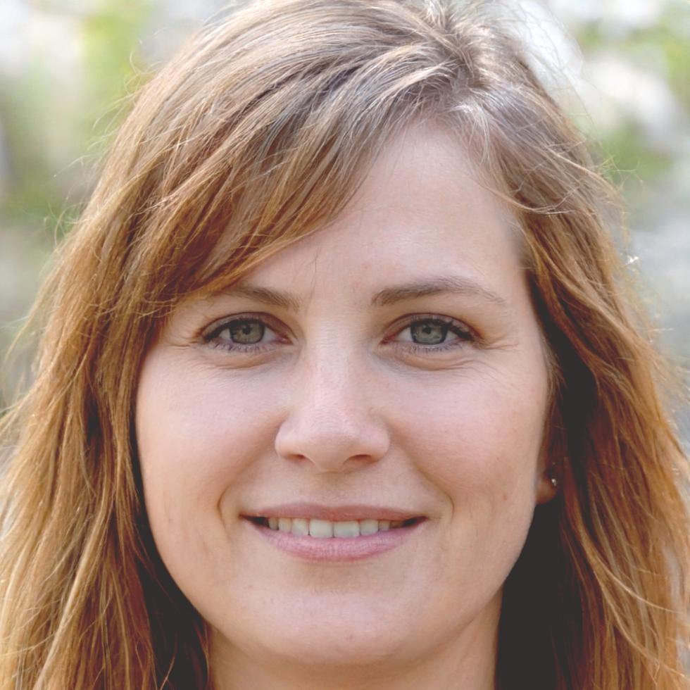 Retrato profesional de Esperanza Valdés, directora académica del programa de formación financiera